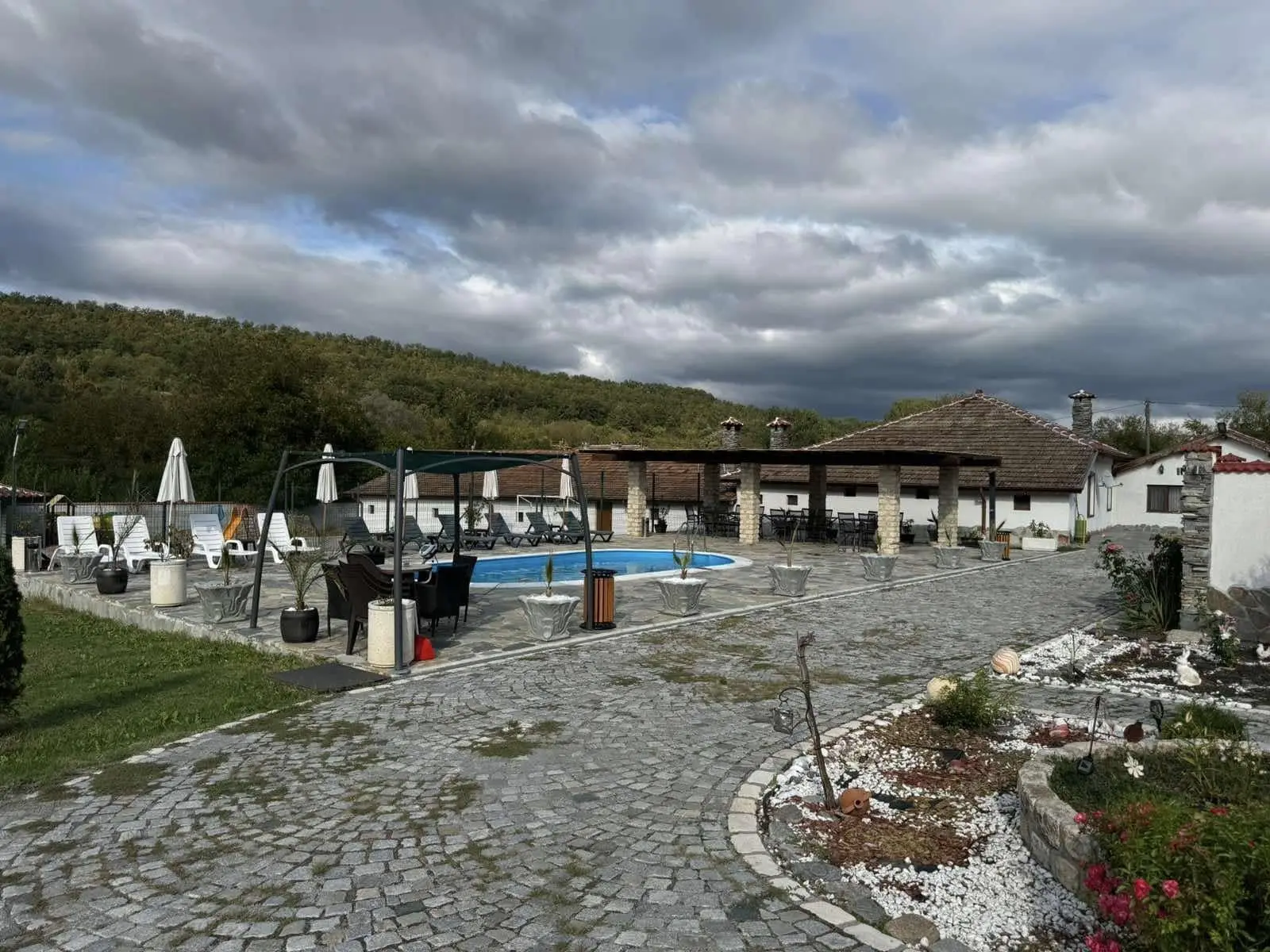 Басейнът и трапезарията с колони