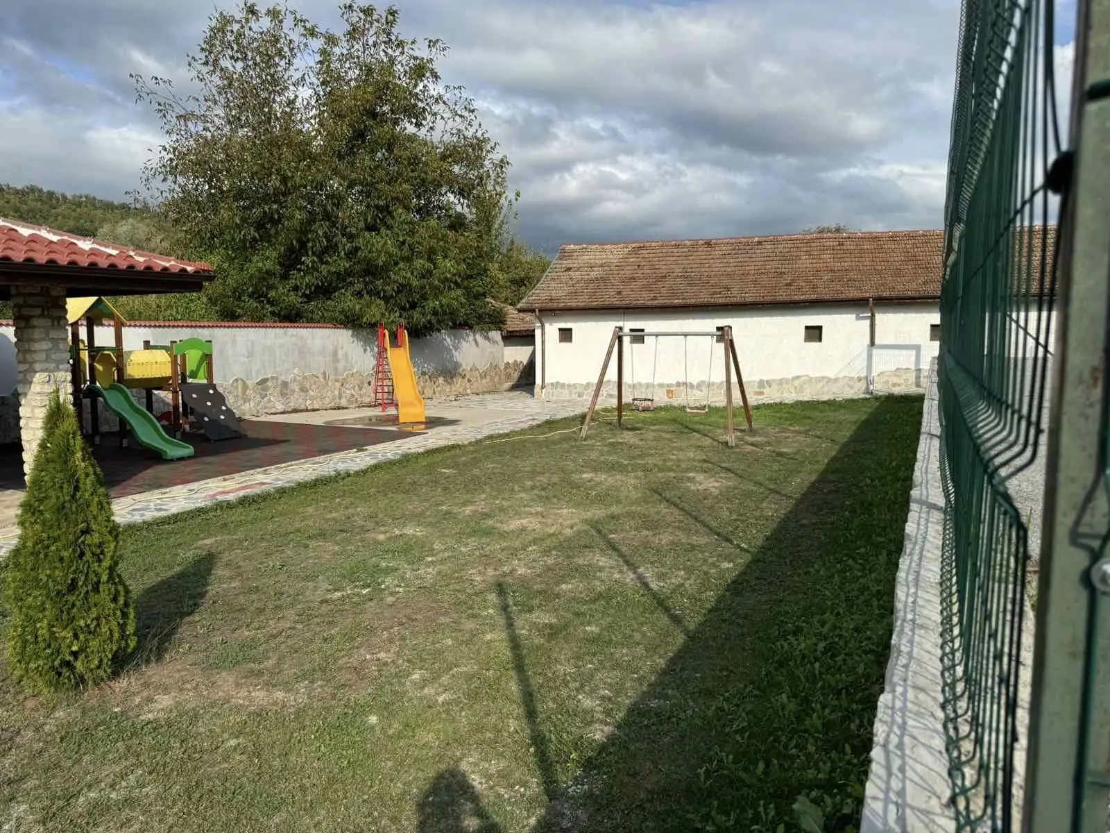 Детската площадка с пързалки и люлки